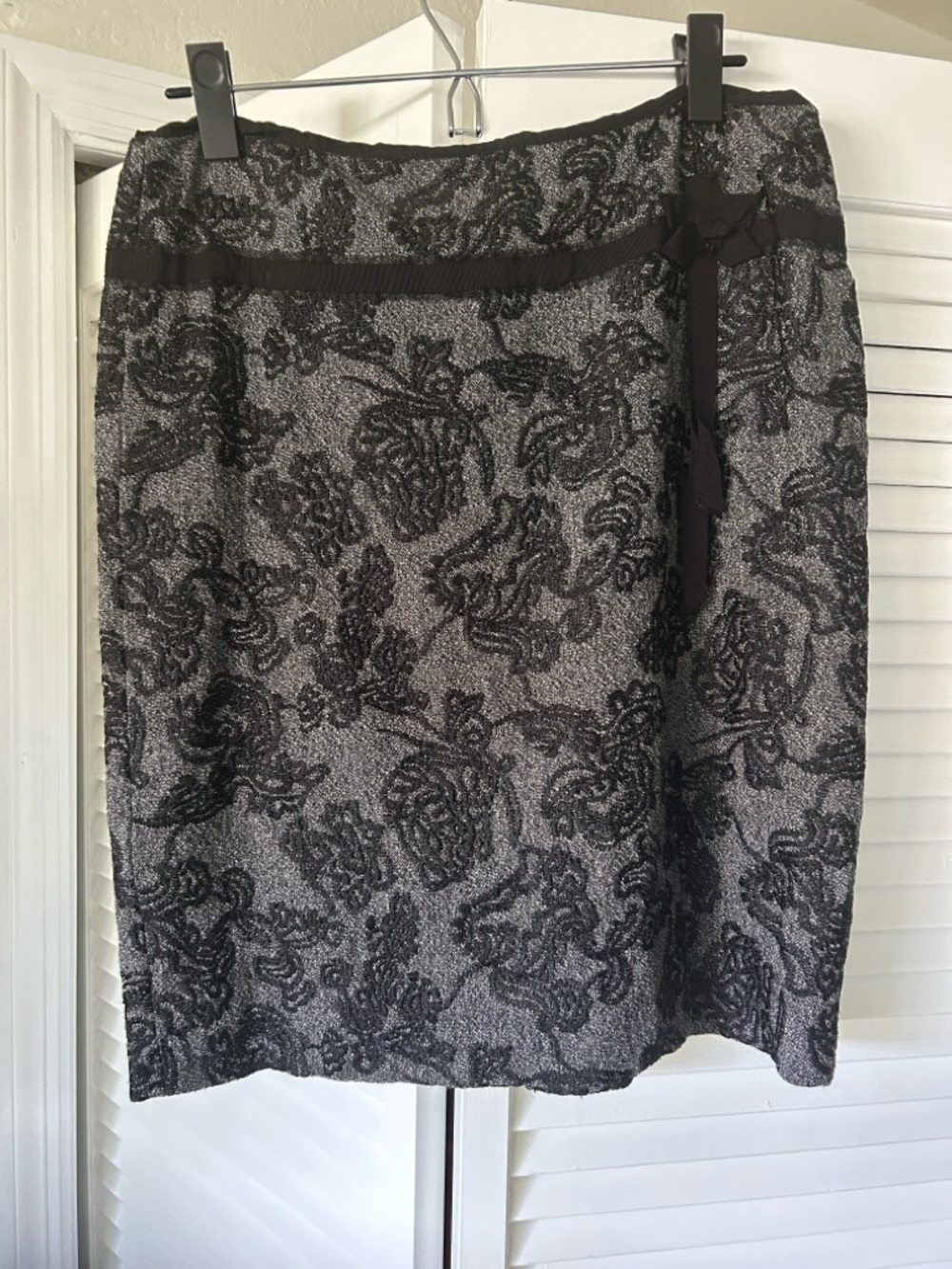 Ann Taylor Black and Gray Floral Lace Pencil Skirt
